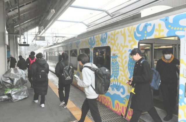 일본 니카타현 전철역에서 정차 중이던 열차 지붕 위에서 남성 시신이 발견돼 경찰이 조사에 나섰다. 사진은 2023년 12월 니카타현 지하철 모습. 해당 기사와 상관없음. /사진=아사히신문 홈페이지 캡처