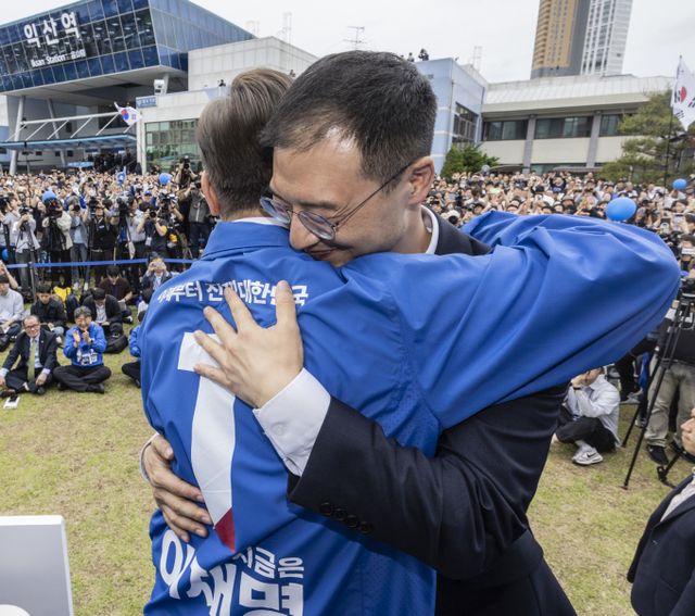 이재명 더불어민주당 대선 후보가 국민의힘을 탈당한 김상욱 무소속 의원과 공개 석상에서 만났다. 사진은 이재명 더불어민주당 대통령 후보가 16일 오전 전북 익산시 익산역 동부광장에서 무소속 김상욱 의원을 만나는 모습. /사진=뉴스1