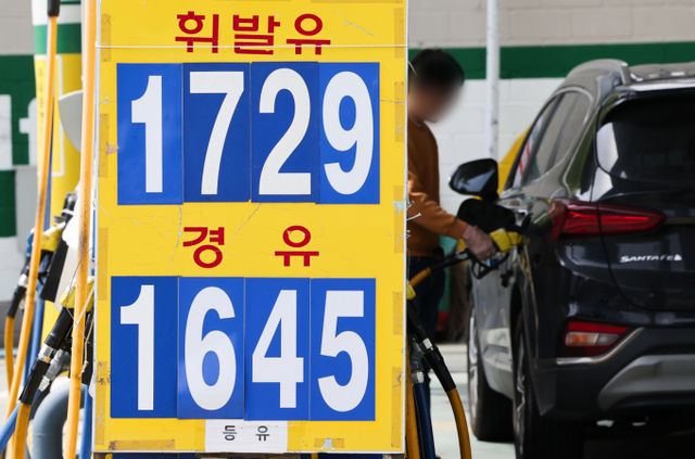 지난 6일 서울 도심의 한 주유소를 찾은 손님이 차에 기름을 넣고 있다. /사진=뉴스1