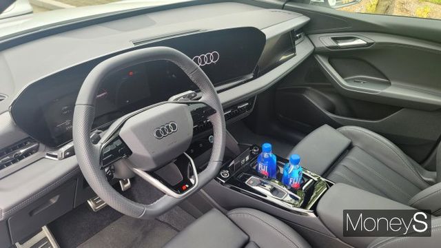 아우디 코리아가 고객 체험 행사 '아우디 익스피리언스- 아우디 A5 프리뷰'를 마련하고 프리미엄 중형 세단 '더 뉴 아우디 A5'와 'S5' 출시를 예고했다. 사진은 이번 행사를 통해 주행 체험을 할 수 있는 전기 SUV '더 뉴 아우디 Q6 e-트론'의 실내. /사진=김창성 기자