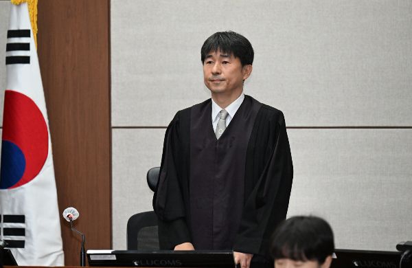 대법원이 지귀연 부장판사의 '룸살롱 접대 의혹'에 대해 조사를 착수했다. 사진은 지귀연 부장판사가 윤석열 전 대통령 내란 우두머리 혐의 형사재판 2번째 공판에서 인사하는 모습. /사진=뉴스1