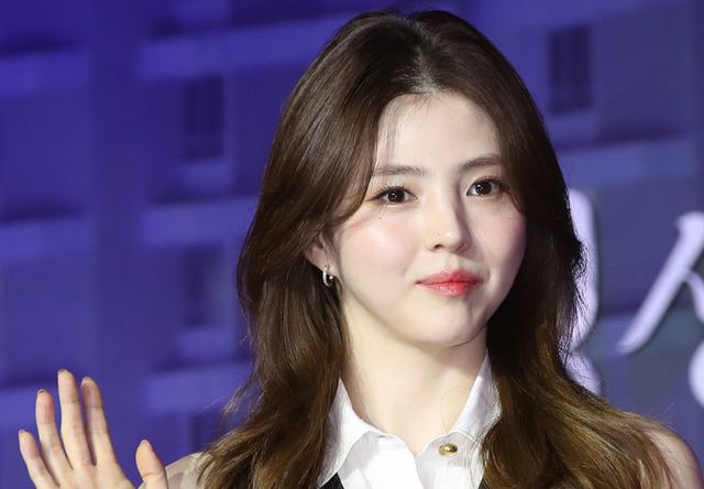 배우 한소희의 어머니가 불법 도박장을 다수 개설한 혐의로 항소심에서도 징역형 집행유예를 선고받았다. 사진은 지난해 9월 서울 용산구 드래곤시티호텔에서 열린 넷플릭스 시리즈 '경성크리처2'(극본 강은경/연출 정동윤) 제작발표회에 참석해한 배우 한소희. /사진=뉴스1