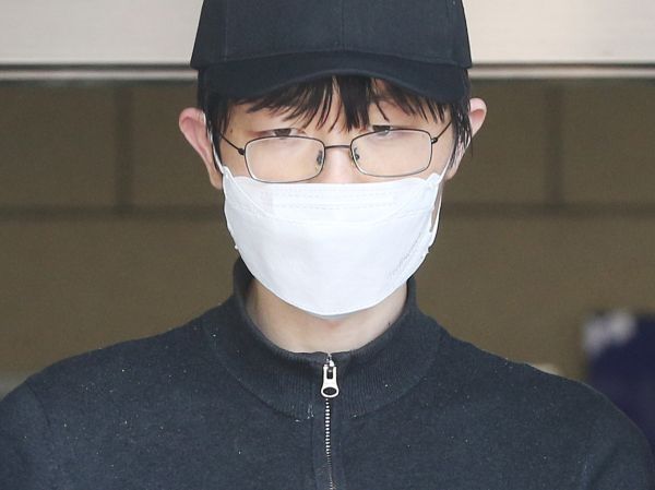 2016년 5월17일 서울 강남역 10번 출구 인근 화장실에서 한 남성이 이유없이 흉기를 휘둘러 23세 여성을 살해하는 사건이 발생했다. 사진은 '강남역 묻지마 살인사건'의 피의자인 김모씨가 2016년 5월19일 오후 서울 서초경찰서에서 영장실질심사를 위해 서울중앙지법으로 이동하고 있는 모습. /사진=머니투데이