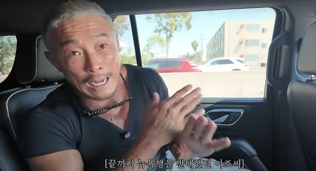 이종격투기 선수 겸 방송인 추성훈이 딸 사랑이의 미국 뉴욕 명문학교 진학을 반대한 이유에 대해 자신의 유뷰트 채널에 털어놨다. 사진은 추성훈이 자녀 추사랑의 뉴욕학교 진학 반대 배경에 대해 답하고 있는 모습. /사진=유튜브 추성훈 채널 캡처