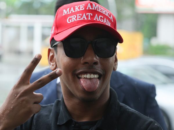 미국인 유튜버 조니 소말리가 허위영상물반포 등 혐의를 부인했다. 사진은 미국인 유튜버 조니 소말리(본명 램지 칼리드 이스마엘)가 16일 오전 서울 마포구 서울서부지법에서 열린 업무방해·경범죄처벌법 위반 혐의 공판에 출석하고 있는 모습. /사진=뉴스1