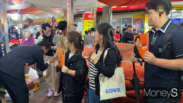 사진은 허리를 숙인 채 시민과 악수하는 이 후보(왼쪽). /사진=김동욱 기자