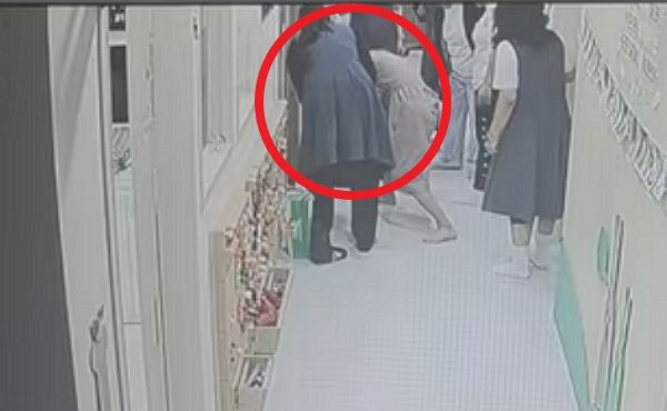 대구 한 어린이집 교사가 위험한 상황에 빠진 아이를 구한 사연이 뒤늦게 알려졌다. 사진은 대구 소재 어린이집에서 원장이 숨을 쉬지 못하는 아이를 구조하는 모습. /사진=뉴스1(김영숙 원장 제공)