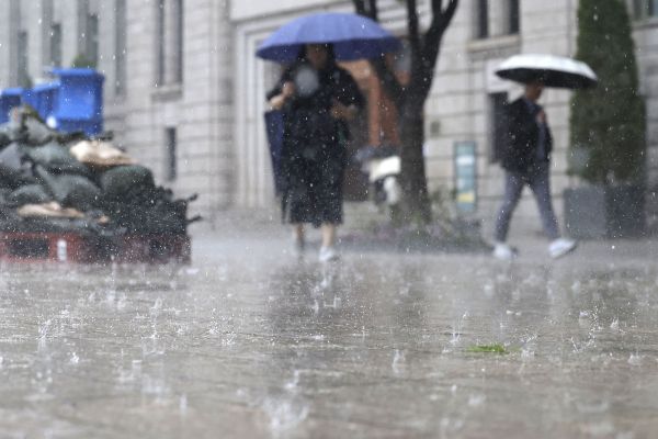 17일은 전국 곳곳에 비가 내리겠다. 사진은 지난 16일 서울 중구 서울시청 앞에 강한 비가 쏟아지고 있는 모습. /사진=뉴시