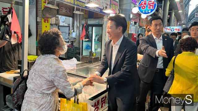 이준석 개혁신당 대선 후보가 16일 충남권 민심 공략에 나섰다. 사진은 이날 천안중앙시장에서 시민들과 인사하는 이 후보. /사진=김동욱 기자