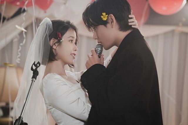 가수 겸 배우 아이유와 방탄소년단(BTS) 멤버 뷔가 함께 있는 모습이 포착되며 온라인상에서 뜨거운 관심을 받고 있다. /사진=뷔 인스타그램