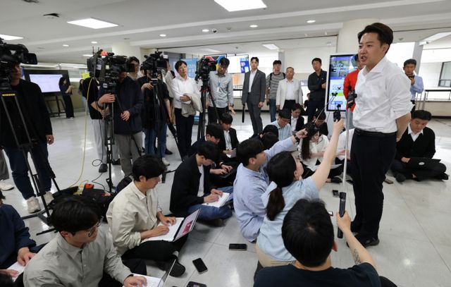 이준석 개혁신당 대선 후보가 16일 충청 민심 공략에 나선다. 사진은 이날 오전 단국대학교 천안캠퍼스에서 기자들과 문답하는 이 후보. /뉴스1