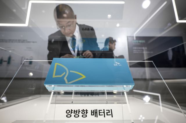 인터배터리 2025에서 SK온 부스를 찾은 참관객이 양방향 배터리를 살펴보고 있다. /사진=뉴시스