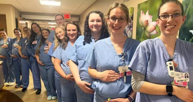 미국 한 병원 산부인과에서 근무 중인 간호사 14명이 동시에 임신 소식을 전해 화제다. 사진은 미국 위스콘신주 그린베이에 있는 HSHS 성 빈세트 병원의 임산부 간호사 14명 중 11명의 모습. /사진=HSHS 세인트 빈센트 병원 여성·유아 센터 제공