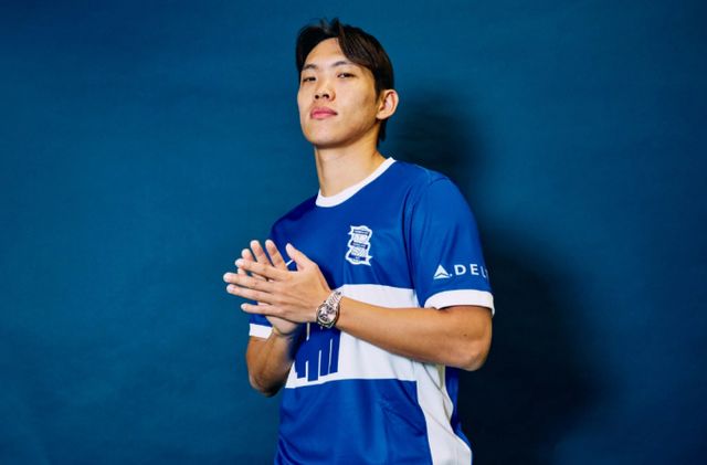 2부 리그로 승격한 버밍엄 시티가 단기 계약을 체결했던 이명재와 재계약을 고려 중이라는 현지 매체의 보도가 나왔다. 사진은 버밍엄 시티에서 활약한 이명재의 모습. /사진=버밍엄 시티 홈페이지 캡처