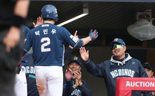 기나긴 떠돌이 생활을 한 NC다이노스가 울산 문수야구장에서 키움 히어로즈를 상대한다. 사진은 2025시즌부터 NC다이노스의 사령탑을 맡은 이호준 감독(오른쪽)이 박민우와 하이파이브를 하는 모습. /사진=뉴스1 