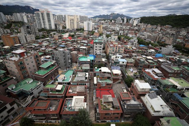 한국도시재생학회는 오는 17일 단국대학교 죽전캠퍼스에서 '도시정비형 재생을 위한 민간참여방안'이라는 주제로 춘계학술대회를 개최한다. 사진은 서울의 노후 저층 주거지 모습. /사진=뉴시스