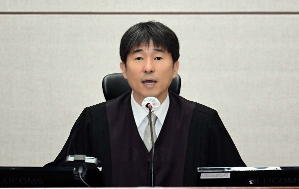 더불어민주당 측이 윤석열 전 대통령의 내란 우두머리 혐의 재판을 담당하는 지귀연 서울중앙지법 부장판사의 술접대 의혹에 대해 사진을 공개하겠다며 압박했다. 사진은 지귀연 부장판사가 윤석열 전 대통령의 내란 우두머리 혐의 재판을 하기 전 언론 공개에 대한 발언을 하는 모습. /사진=뉴시스