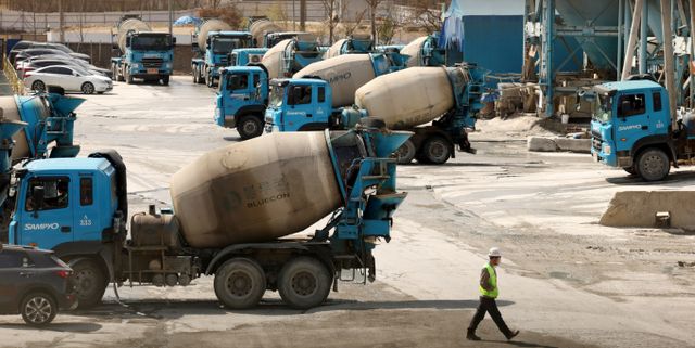 서울 시내 한 레미콘 공장에 일부 레미콘 차량이 멈춰 서 있다. /사진=뉴시스