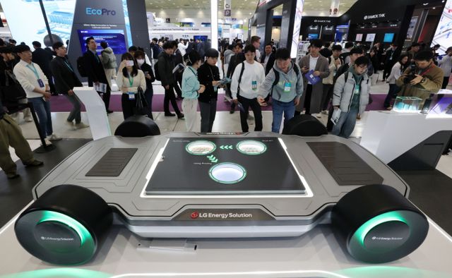 역대 최대규모의 배터리 전문 전시회인 ‘인터배터리 2025’의 LG에너지솔루션 부스에서 관람객들이 전기차 배터리 모형을 살펴보고 있다./사진=뉴스1