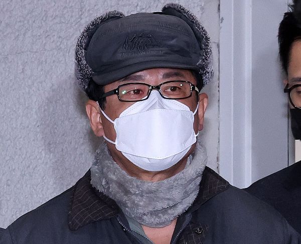 12·3 비상계엄 사태를 사전 모의한 혐의를 받는 노상원 전 사령관이 알선수재 혐의로 추가 기소됐다. 사진은 12·3 비상계엄 사태를 사전에 모의한 혐의를 받는 노상원 전 정보사령관이 검찰로 송치되는 모습. /사진=뉴스1