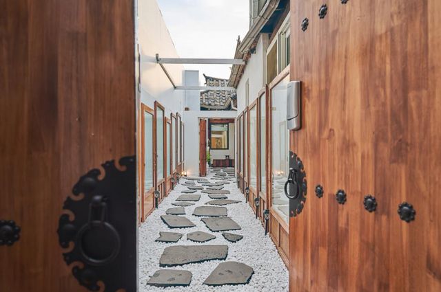 한국관광공사가역사와 고요한 한옥의 감성을 그대로 담은 서울 속 한옥 독채 4곳을 소개했다. 사진은 고운 입구. /사진=한국관광공사