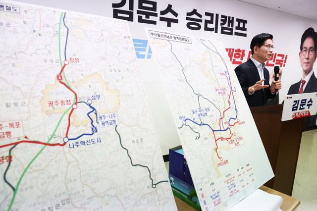 김문수 국민의힘 대선 경선 후보가 지난달 21일 오전 서울 여의도 선거사무소에서 GTX(광역급행철도) 전국 확대 관련 교통 공약 발표를 하고 있다. /사진=뉴스1 