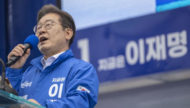 이재명 더불어민주당 대통령 후보가 윤석열 전 대통령의 국민의힘 탈당과 관련해 "(국민의힘) 지도부가 제명을 했어야 했다"고 비판했다. 사진은 이재명 더불어민주당 대통령 후보가 17일 광주광역시 서구 김대중컨벤션센터 광장에서 열린 집중 유세에서 지지를 호소하는 연설을 하고 있는 모습. /사진=뉴스1