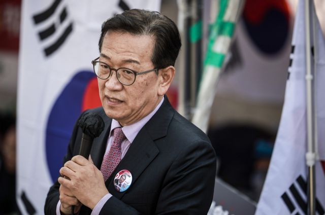 윤석열 전 대통령의 법률대리인이자 40년 지기 친구로 알려진 석동현 변호사가 국민의힘 선거대책위원회 직책을 내려놓았다.사진은 윤석열 대통령 탄핵심판 선고일이 결정된 1일 서울 종로구 헌법재판소 앞에서 열린 윤 대통령 탄핵 반대 기자회견에서 석동현 변호사가 발언하고 있는 모습. /사진=뉴시스