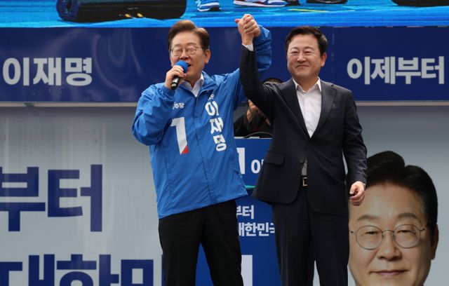 국민의힘 탈당 후 개혁신당 정책위의장을 맡았던 김용남 전 의원이 이재명 더불어민주당 대선 후보의 광주 유세에 깜짝 등장했다. 사진은 이재명 더불어민주당 대통령 후보가 17일 광주 서구 김대중컨벤션센터 광장에서 열린 집중유세에서 국민의힘 탈당 후 개혁신당 정책위의장을 맡았던 김용남 전 의원을 소개하고 있는 모습. /사진=뉴스1