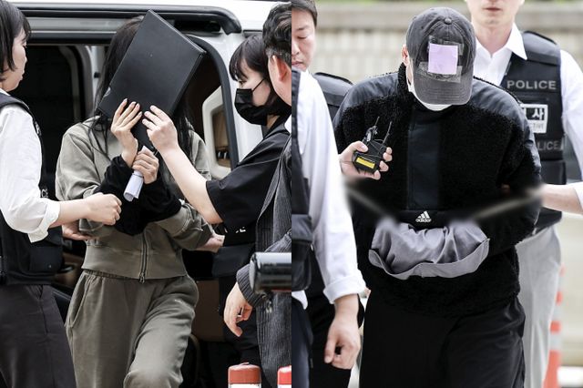 손흥민을 상대로 임신을 주장하며 거액을 뜯어내려 한 남녀가 17일 법원에 모습을 드러냈다. 사진은 이들이 17일 서울 서초구 서울중앙지방법원 영장실질심사에 출석하는 모습. /사진=뉴시스