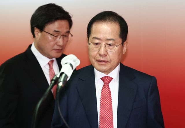 김대식 국민의힘 의원이 오는 18일 대선 경선 이후 당(국민의힘)을 떠나 윤석열 전 대통령과 당 주류인 친윤(친윤석열)계를 향해 비판의 목소리를 높이고 있는 홍준표 전 대구시장을 만나기 위해 하와이로 출국한다. 사진은 홍준표 국민의힘 대선 경선 후보가 지난 4월18일 오전 서울 여의도 선거사무소에서 사회·교육·문화 분야 비전 발표 기자회견을 하기 위해 입장하는 모습. 왼쪽은 김대식 의원. /사진=뉴스1