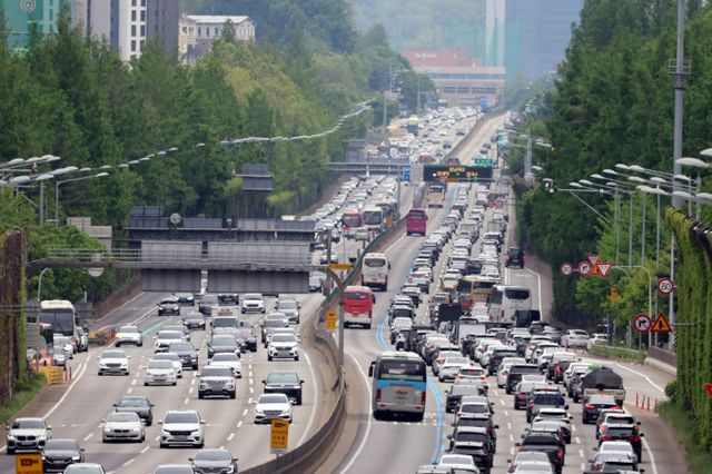 한국도로공사는 17일 전국에서 558만대의 차량이 이동할 것으로 예상했다. 사진은 지난 6일 서울 잠원IC 인근 경부고속도로 상(왼쪽)·하행선 방향 차량들이 서행하는 모습. /사진=뉴스1