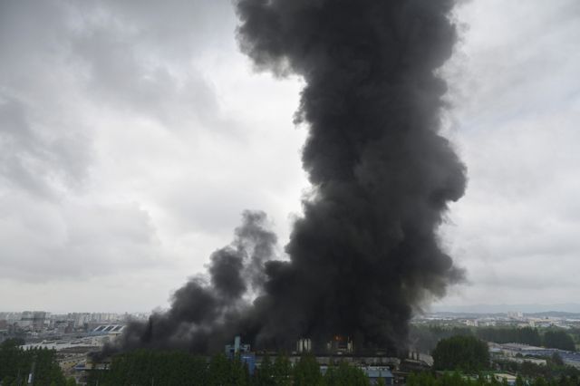 이재명 더불어민주당 대통령 후보가 광주 금호타이어 공장에서 발생한 화재와 관련해 "무엇보다 인명 피해가 발생하지 않도록 이중삼중의 안전조치를 강구해 주길 바란다"고 밝혔다.사진은 17일 오전 7시11분께 광주 광산구 소촌동 금호타이어 광주공장에서 불이 난 모습. /사진=뉴시스