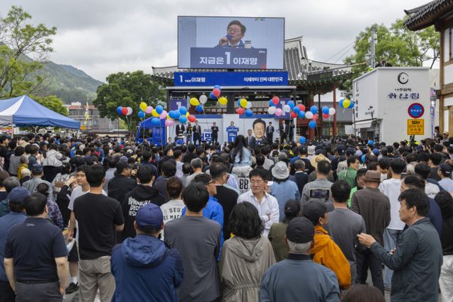 이재명 더불어민주당 대통령 후보가 전남 나주를 찾아 "오는 6월3일 여러분의 적극적인 투표와 행동으로 집권하면 농업을 전략적 안보 산업으로 인정하고 농업인들의 공익적 기여에 충분히 보상하겠다"고 약속했다. 사진은 이재명 더불어민주당 대선후보가 17일 전남 나주시 금성관 앞에서 열린 유세에서 연설하는 모습. /사진=뉴시스