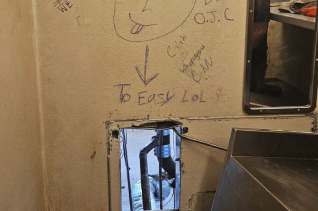  미국 남부 루이지애나주 뉴올리언스 교도소에서 10명의 수감자가 탈출했다. 사진은 탈출한 수감자들이 변기 뒤 벽면에 남긴 문구. /사진=AP