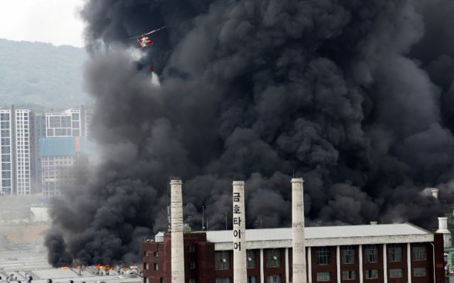 이달 17일 오전 7시 11분 광주 광산구 소촌동 금호타이어 광장공장에서 화재가 발생해 소방당국이 진화 작업을 하고 있다 /사진=(광주=뉴스1) 김태성 기자