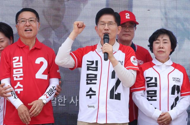 김문수 국민의힘 대통령 후보가 강력범죄에 한해 형사처벌을 받지 않는 '촉법소년'의 연령 기준을 만 14세 미만에서 만 12세 미만으로 낮추겠다고 공약했다. 사진은 김문수 국민의힘 대선후보가 17일 전북 전주시 완산구 전동성당 인근에서 공약발표 및 유세를 하고 있는 모습. /사진=뉴시스