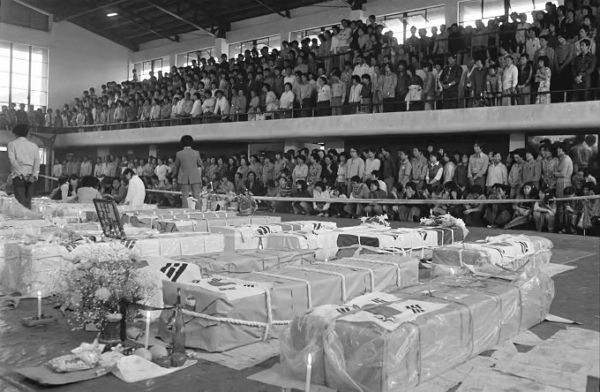 45년 전 5월18일 광주에서 민주주의를 외치는 시민들의 함성이 계엄군의 총칼과 맞섰다. 사진은 5·18 민주화운동 당시 상무관 희생자의 관위에 놓인 태극기와 광주시민들 모습. /사진=뉴스1(5·18 민주화운동기록관 제공)