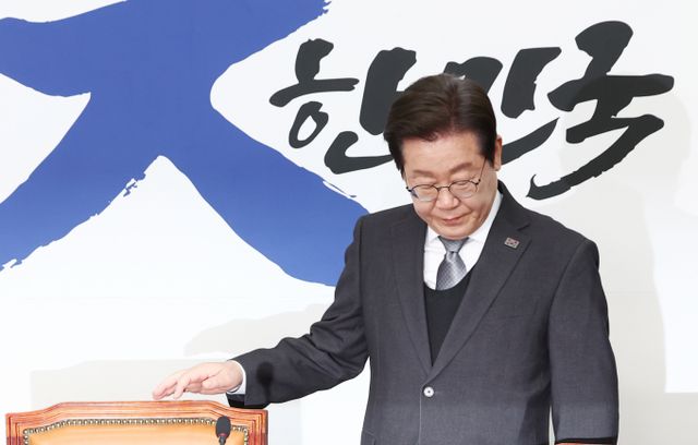 윤석열 전 대통령의 국민의힘 탈당을 2시간 앞서 예고한 이재명 더불어민주당 대통령 후보의 발언이 주목받는다. 사진은 이재명 더불어민주당 대표가 지난 4월4일 서울 여의도 국회에서 헌법재판소의 윤석열 대통령 파면 결정에 대한 입장을 밝히기 위해 입장하고 있는 모습. /사진=뉴스1