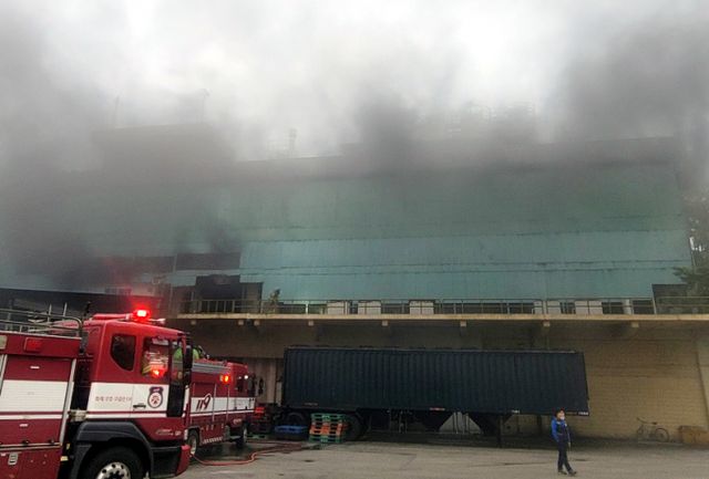 17일 오전 광주 광산구 소촌동 금호타이어 공장에서 불이 나 신고를 받고 출동한 소방당국이 불을 끄고 있다. 사진은 이날 화재 현장. /사진=광산소방서