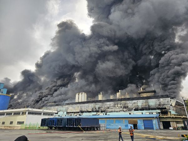 17일 오전 광주 광산구 소촌동 금호타이어 광장공장에서 화재가 발생해 검은 연기가 뒤덮고 있다. /사진=(광주=뉴스1) 최성국 기자