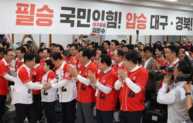 국민의힘이 전통적인 지지 기반인 TK(대구·경북) 지역에서 지지층 결집을 위한 총력전에 나섰다. 사진은 김문수 국민의힘 대선 후보가 지난 13일 대구 수성구 대구시당에서 열린 선거대책위원회 출정식에서 참석자들과 인사하는 모습. /사진=뉴시스