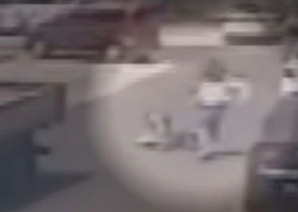 중국 여성이 길을 걷다 앞사람과 부딪쳐 7만위안을 배상하는 일이 벌어졌다. 사진은 중국 길거리에서 앞서가던 사람과 부딪히는 여성의 모습. /사진=현지 매체 캡처