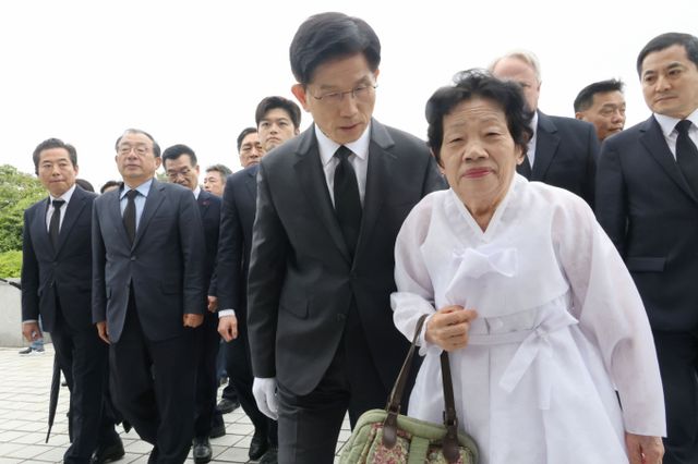 김문수 국민의힘 대통령 후보가 5·18 민주화운동 45주년을 하루 앞두고 국립 5·18 민주묘지를 찾아 참배했다. 김문수 국민의힘 대통령 후보가 17일 오전 광주 북구 5.18민주묘지를 찾아 참배하기 위해 이동하며 오월어머니에게 인사하는 모습. /사진=뉴스1