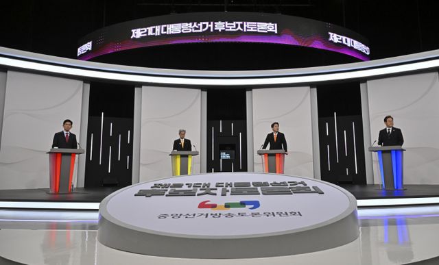 8일 서울 마포구 SBS프리즘타워에서 열린 중앙선거방송토론위원회 주관 제21대 대통령선거 후보자 토론회에서 각 정당 대선 후보들이 준비를 하고 있다. 왼쪽부터 국민의힘 김문수, 민주노동당 권영국, 개혁신당 이준석, 더불어민주당 이재명 대선후보. / 사진=국회사진기자단 