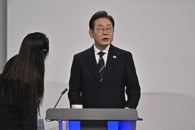 이재명 더불어민주당 대선 후보가 18일 서울 마포구 SBS프리즘타워에서 열린 중앙선거방송토론위원회 주관 제21대 대통령선거 후보자 토론회 시작에 앞서 준비하고 있다. / 사진=국회사진기자단 /사진=권창회