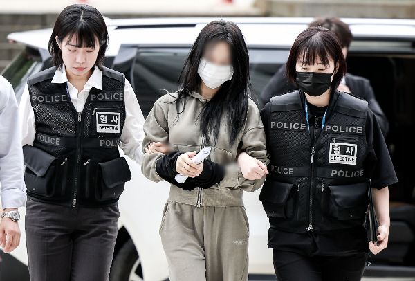 한국 축구 국가대표팀 주장 손흥민의 아이를 임신했다며 3억여원을 뜯어낸 혐의를 받는 20대 여성이 취재진 앞에 등장하는 과정에서 인권이 침해됐다는 논란이 일었다. 사진은 한국 축구 국가대표팀 주장 손흥민을 상대로 허위 임신을 주장하며 금품을 요구한 혐의를 받는 20대 여성 양씨가 영장실질심사에 출석하는 모습. /사진=뉴시스