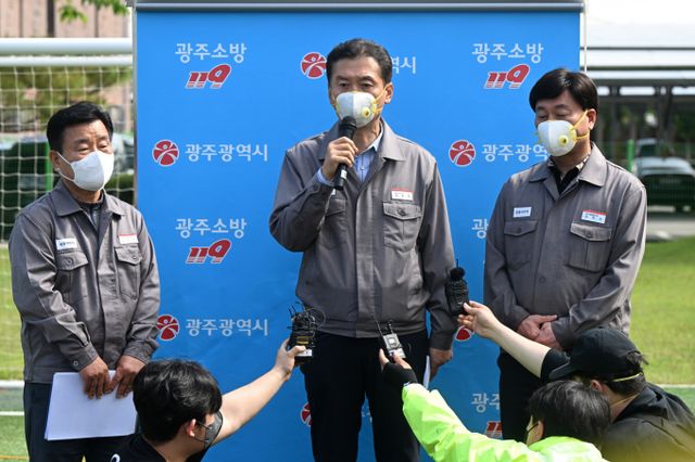 정일택(가운데) 금호타이어 대표이사가 지난 17일 발생한 광주 생산공장 화재에 대해 공식 사과하고 빠른 수습과 재발 방지 등을 약속했다. /사진=뉴시스