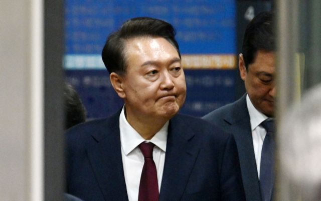 최근 국민의힘을 탈당한 윤석열 전 대통령이 두 번째로 법원 앞 포토라인에 선다. 사진은 지난 12일 서울 서초구 서울중앙지방법원에서 열린 '내란 우두머리 혐의' 3차 공판을 마친 뒤 귀가한 윤 전 대통령. /사진=뉴시스