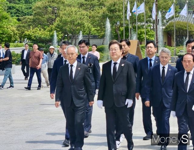 양 의원은 "이 후보는 소년공 출신으로 어려운 환경을 견디며 스스로 길을 개척한 인물이다. 바닥부터 시작해 기름때 묻은 손으로 쌓아 올린 시간이 '억강부약'이라는 그의 정치 철학을 만들어냈다"며 "억강부약은 이 후보에게는 수사가 아니라 삶 속에서 체득된 신념"이라고 했다. 사진은 지난 1월 이재명 더불어민주당 대표가 광주 동구 5·18민주광장을 찾아 양부남 의원(앞줄 왼쪽)과 참배에 나선 모습. /사진=양부남 의원실 제공